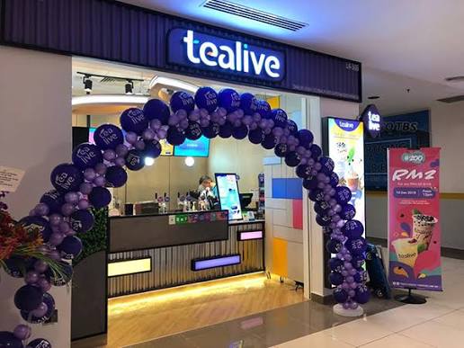 Tealive outlet entrance with purple balloon arch and illuminated counter