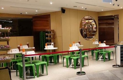 Hotpot restaurant waiting lounge with fitted seating and moon-gate screen